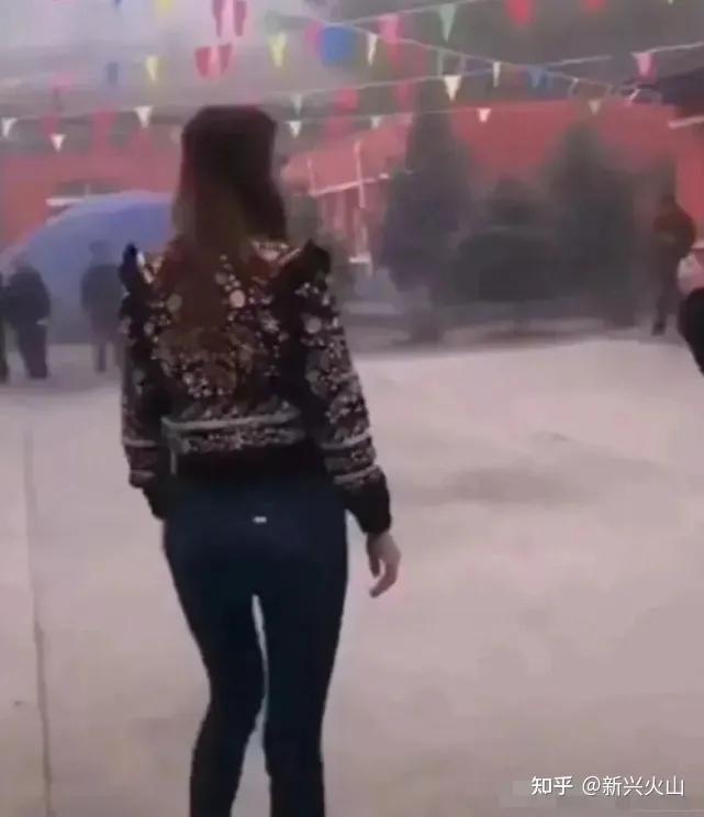 林志玲长腿变成x型腿,林志玲跪坐剧照