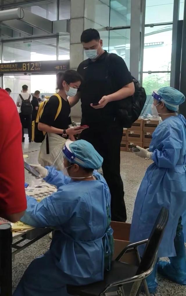 姚明12岁女儿亮相身高至少1米8,姚明和女儿手牵手逛街被偶遇