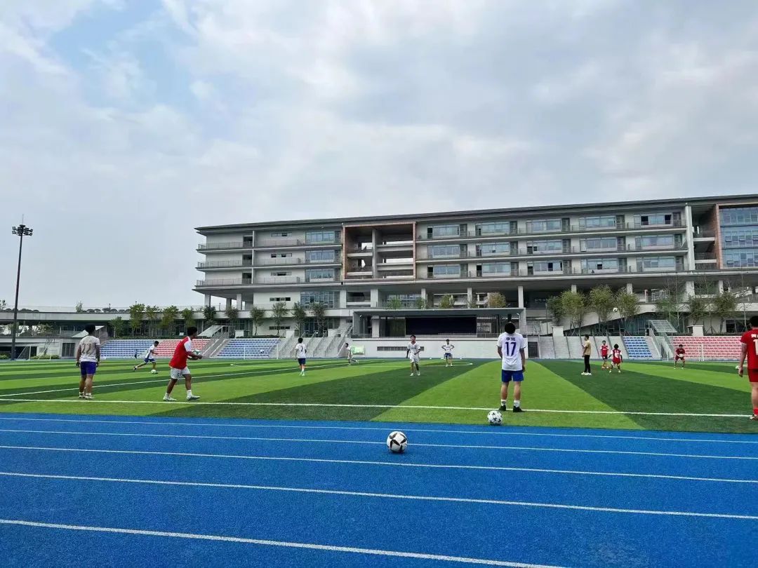 江北中学足球队在2023北碚区校园足球联赛中再夺中学组冠军
