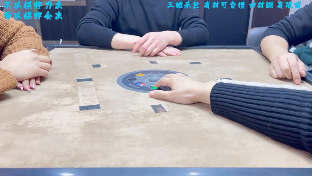 这样的手牌你会怎么打？熊猫位摸到一手烂牌，你会如何操作