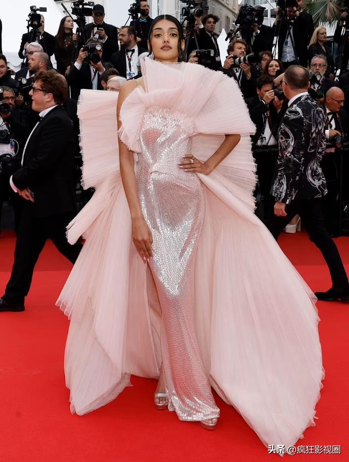 有人穿成玫瑰花，有人真空上阵，戛纳红毯走完了，谁尴尬一目了然