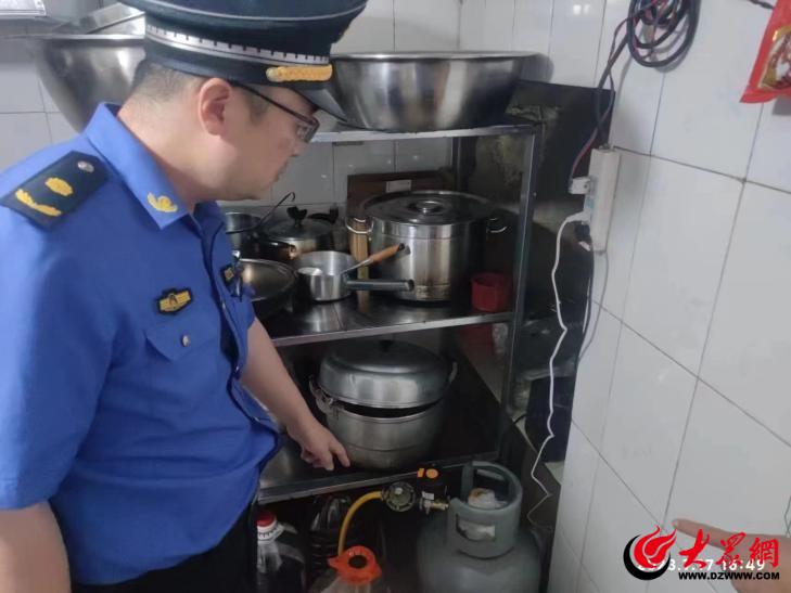 高温下的坚守让城市更文明,高温下的坚守环卫工人