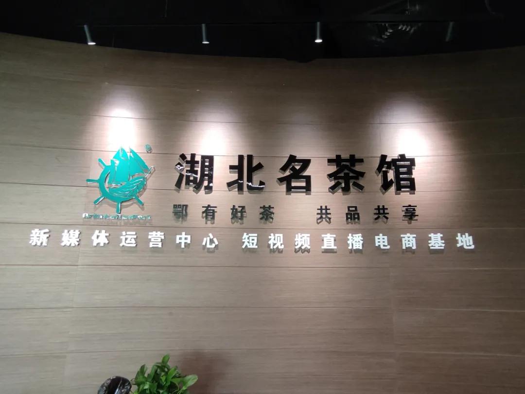 活跃在直播间里的老板们，他要连续直播1001夜