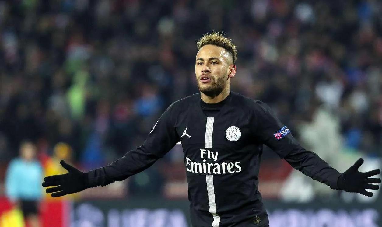 足坛“风流大师”，17岁当爹，30岁换20个女友，如今女友再怀孕