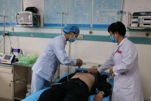 男子酒后胳膊疼，进院检查心电图没有异常，心内科主任：快抢救