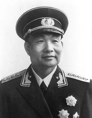 高清老照片：旗人格格大腿岔开豪放洗衣，地主三妻四妾不输女明星