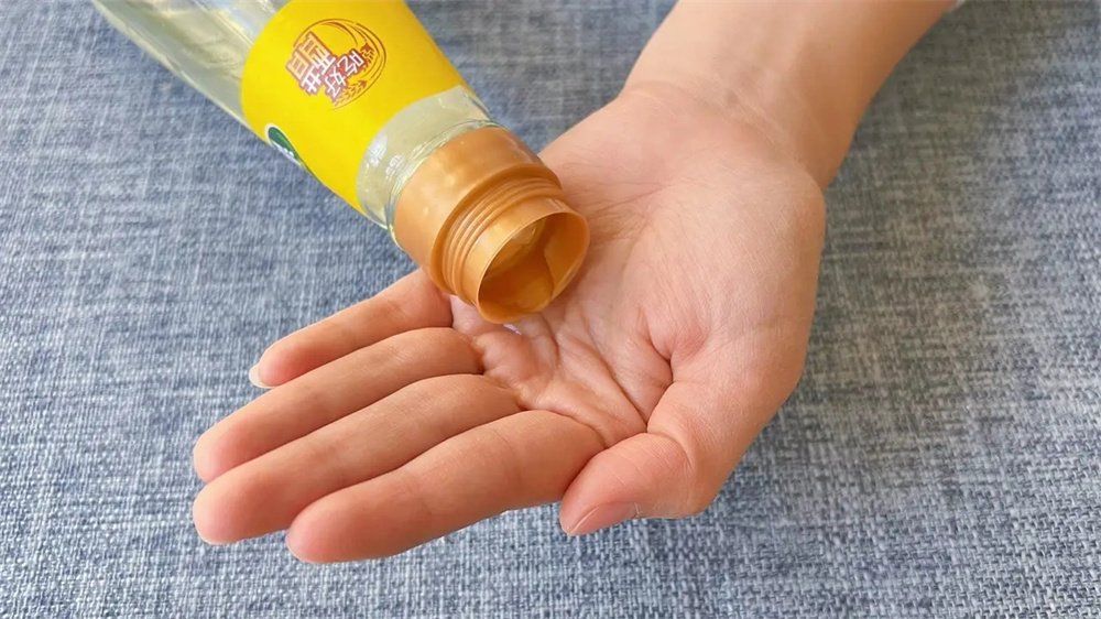 白醋倒在手心上有什么用,白醋倒在手心搓一搓