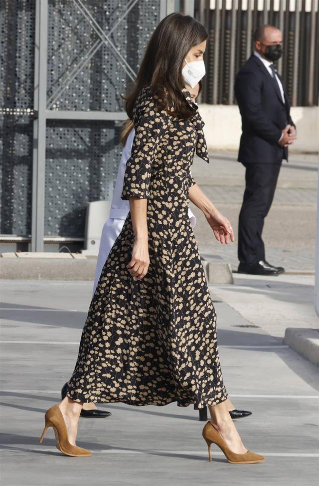 西班牙王后穿什么颜色的衣服好看,西班牙王后穿时尚大衣真拉风