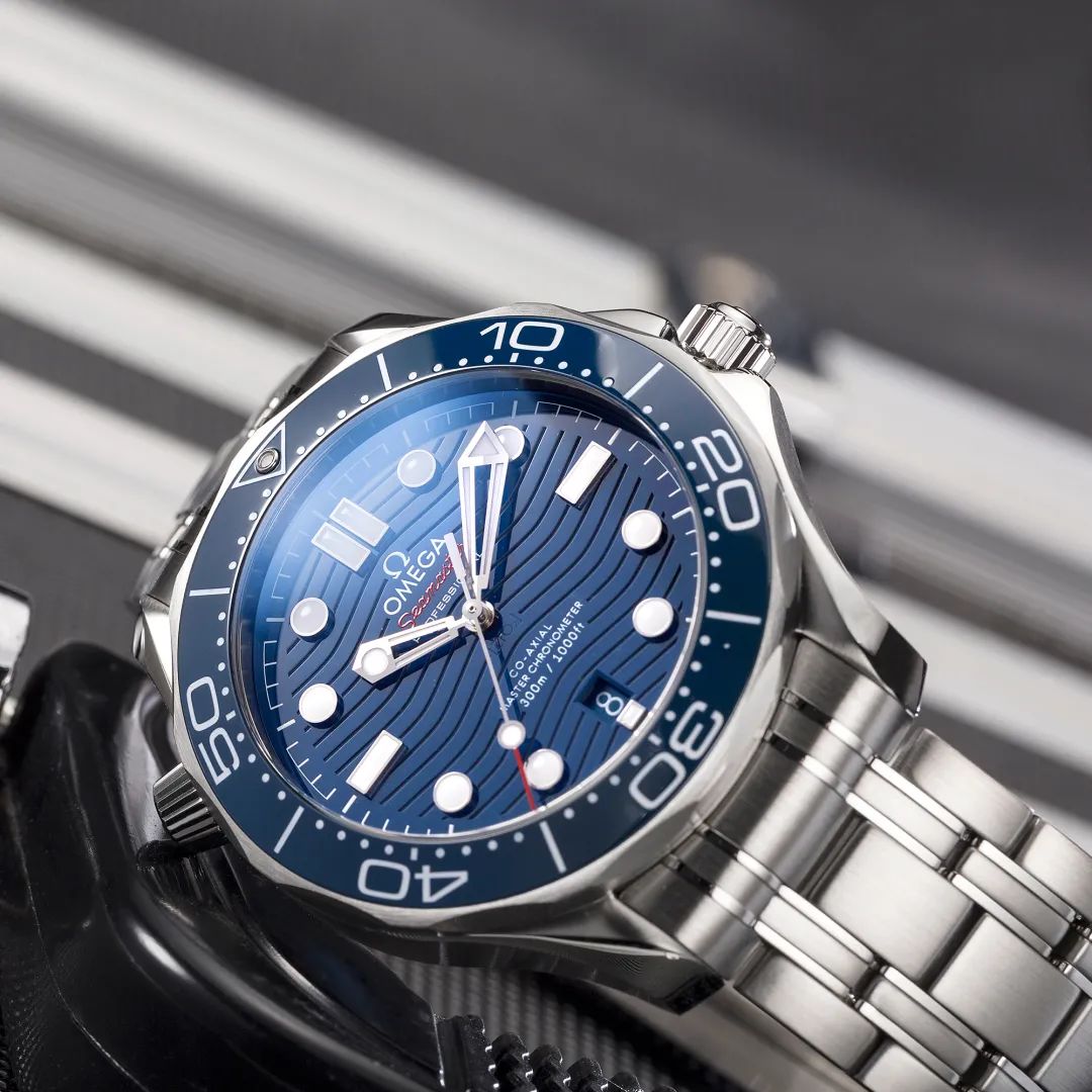 同价位选欧米茄还是百年灵,百年灵和欧米茄哪一个段位高