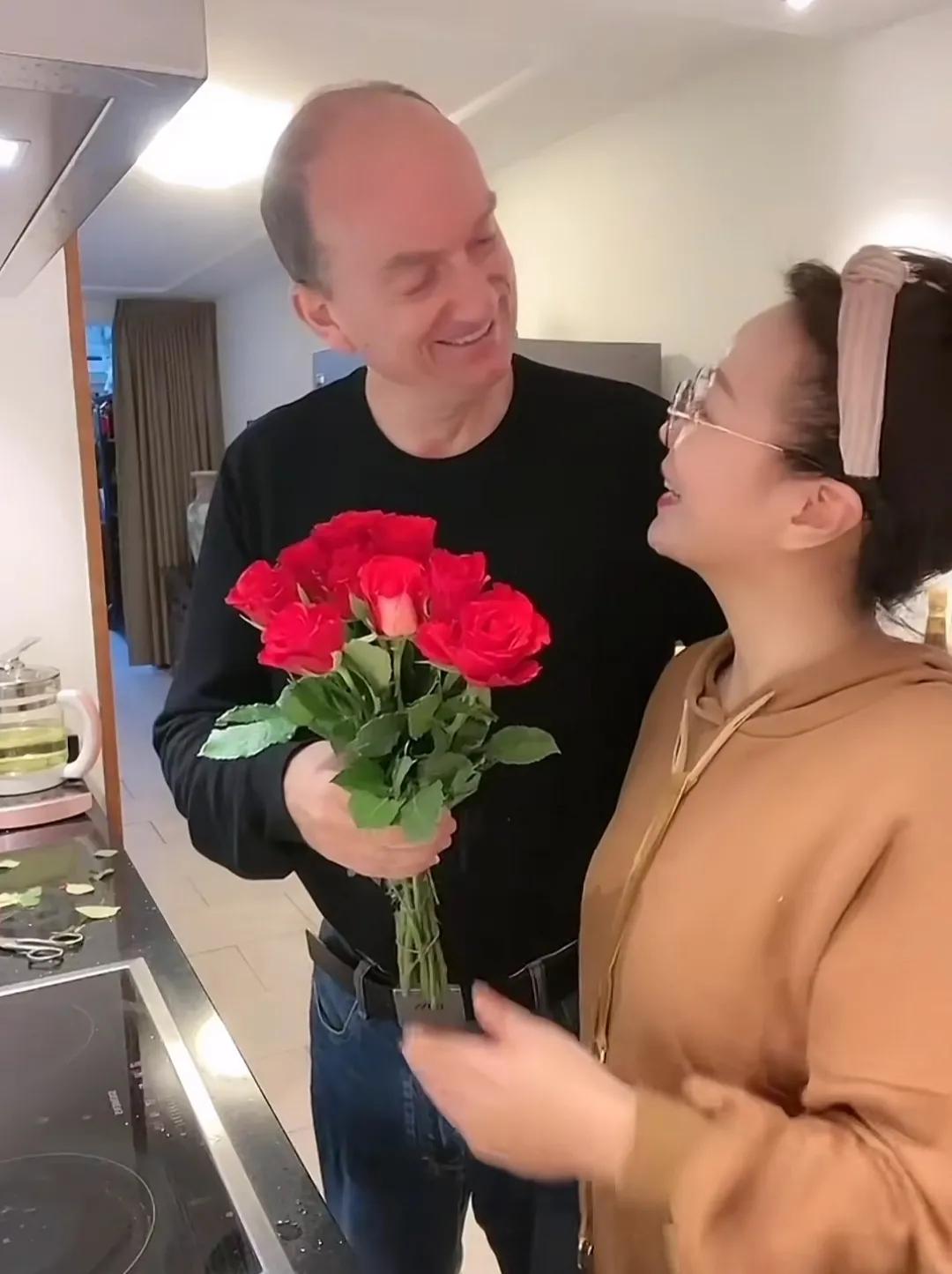 辽宁美女去荷兰寻找机会，偶遇荷兰男子，发现荷兰人喜欢中国文化