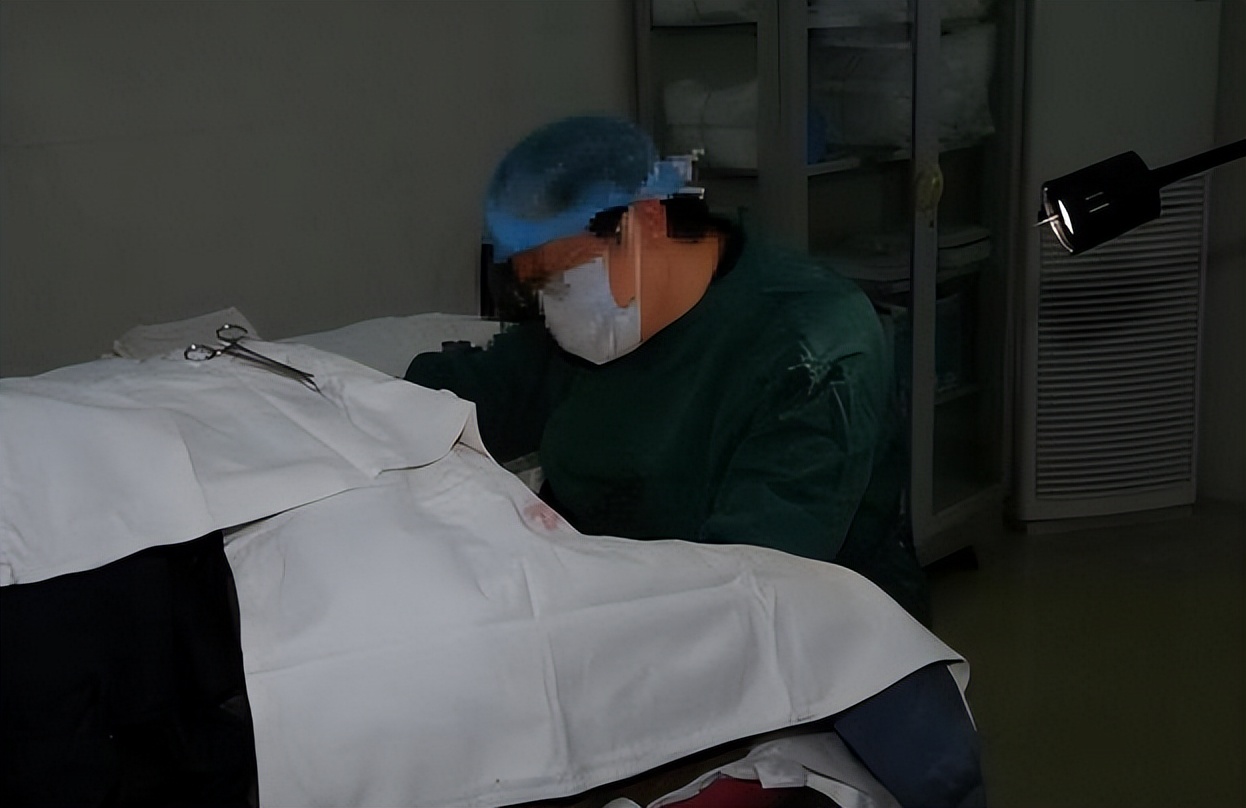 耳朵总是油得很还痒但掏不出东西,耳朵总痒却掏不出东西是咋回事