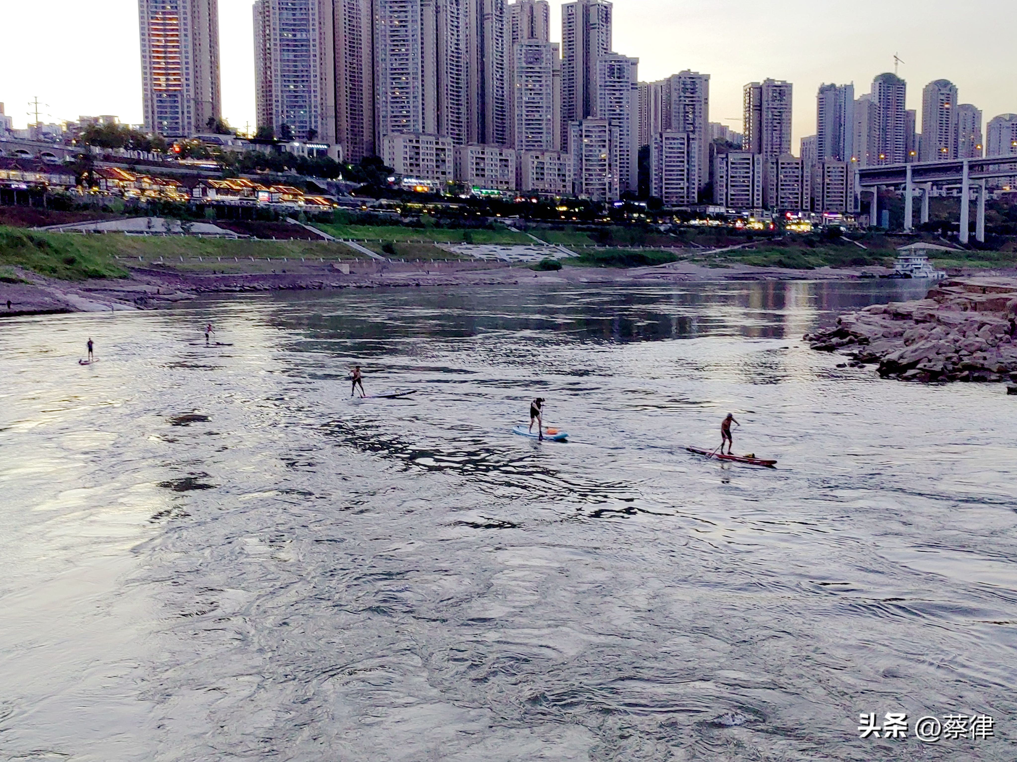 热沙无雨看江天！实测朝天门两江交汇高温枯水期的最低水位