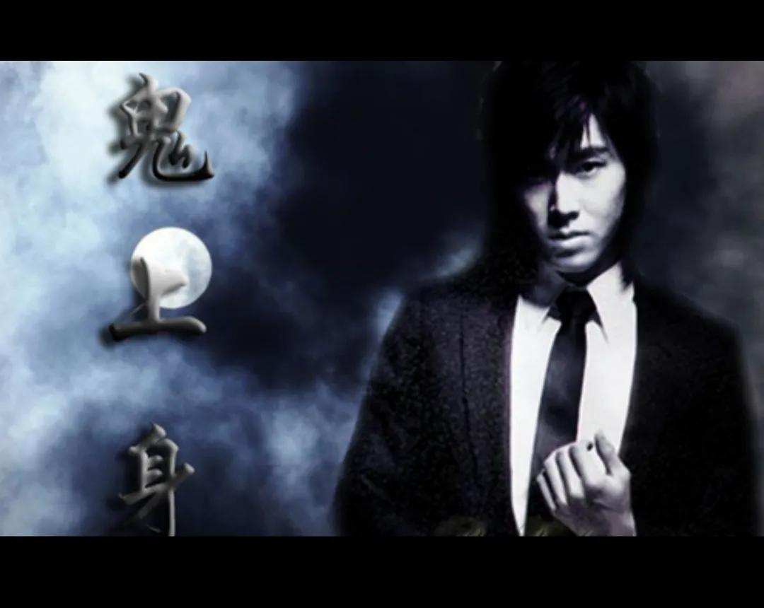 他表情古怪,他脸色苍白眼神怪异的英语