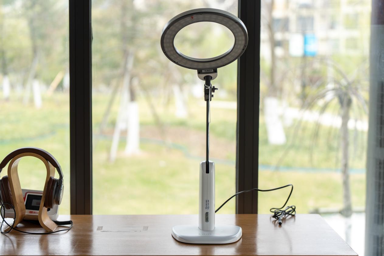 智商税还是护眼专家？爱德华医生天使之光2儿童学习润眼灯测评