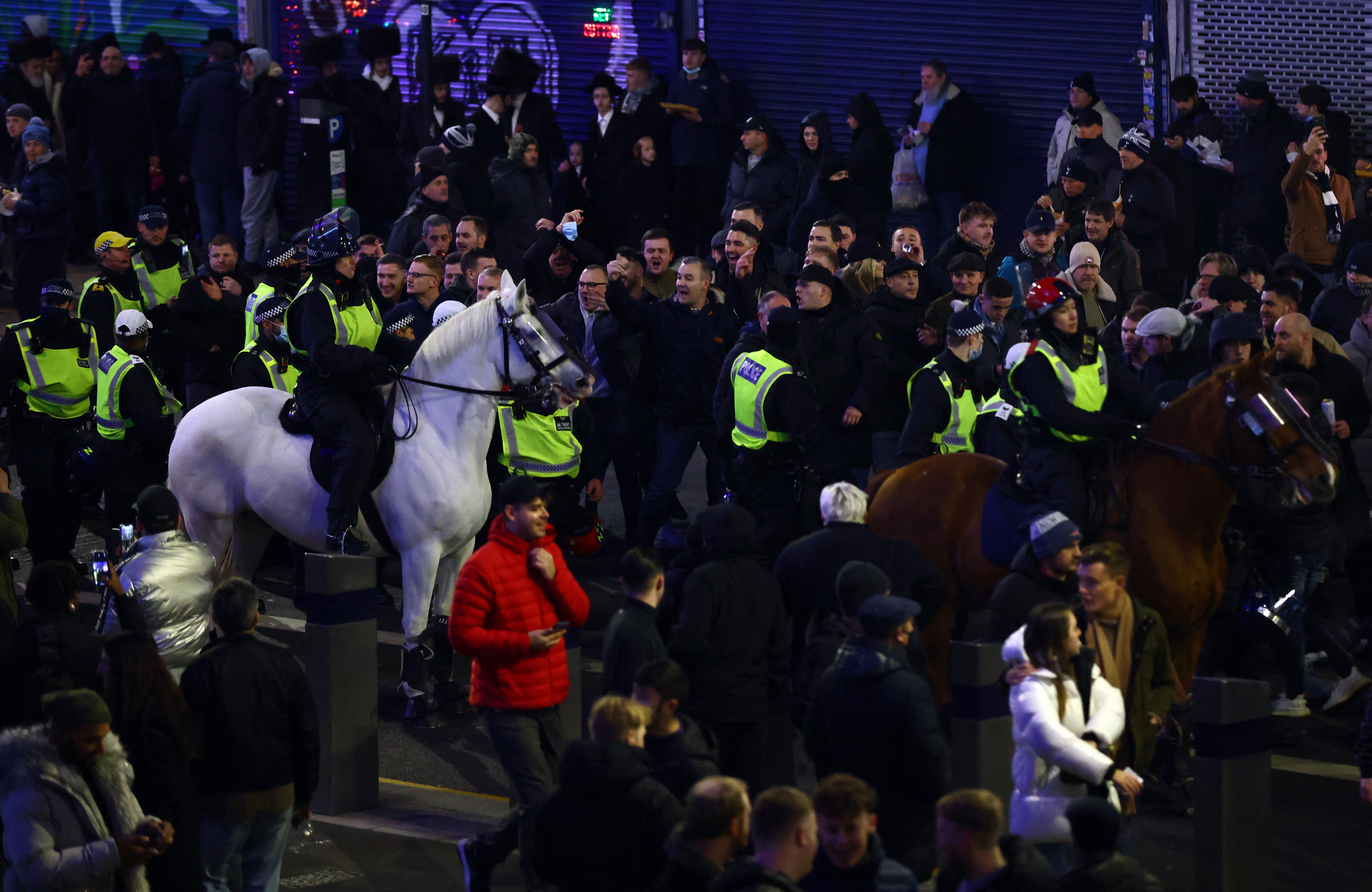 英国足球流氓互殴,热刺与曼联冲突