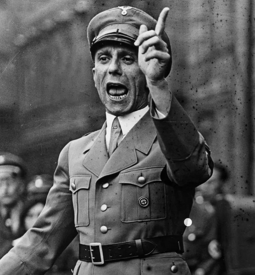 一上映就登票房榜首看完大呼过瘾,首播便拿下收视第一