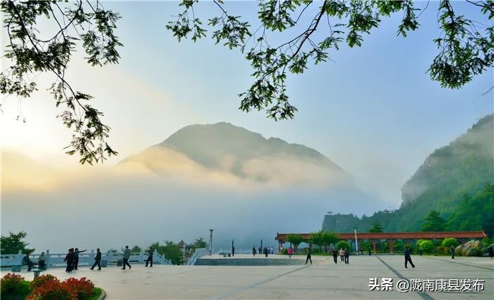 浜斾竴搴峰吇鏃呮父,浜斾竴搴峰吇搴﹀亣鏀荤暐