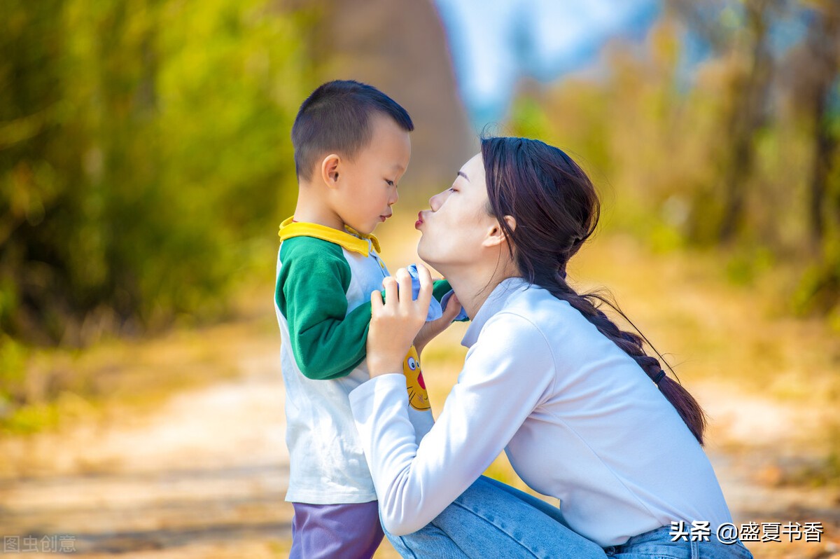 小朋友抢自己孩子的玩具怎么处理,2岁宝宝去玩别的小朋友玩具