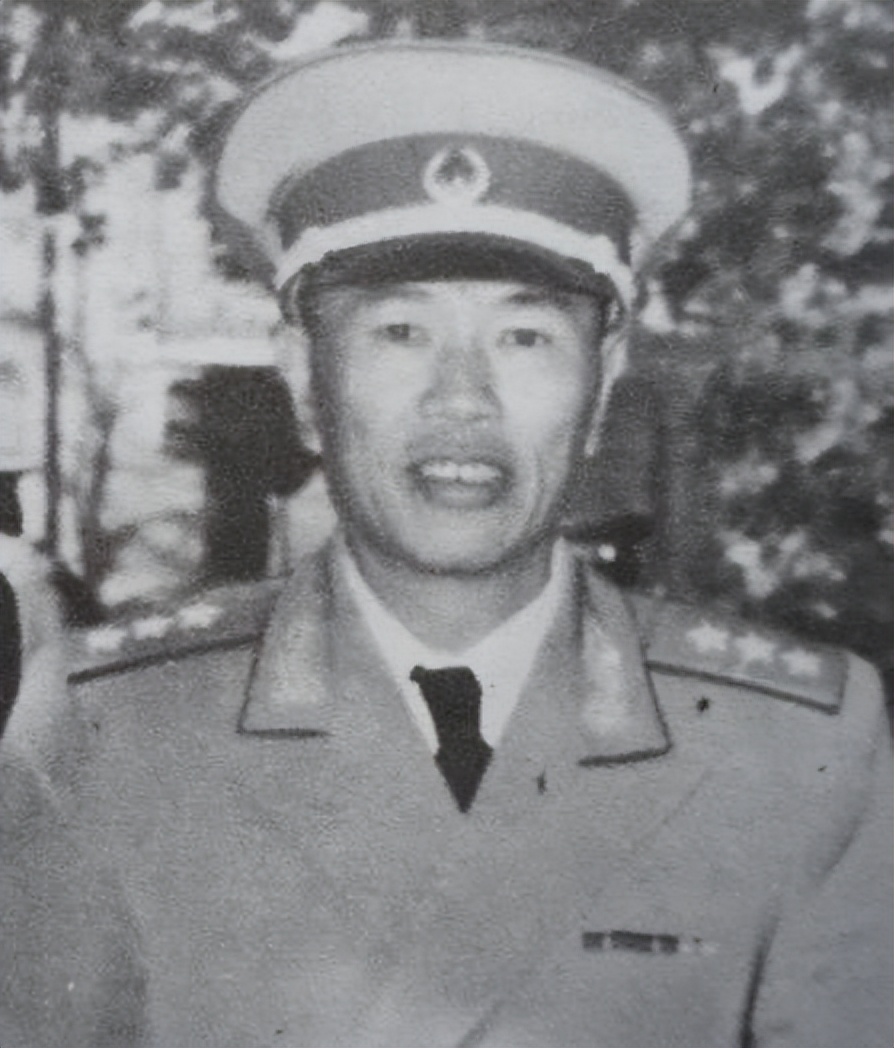 邓华缴获5箱白金龙香烟，仅分毛*东泽**1支，主席笑言：真是财不露白