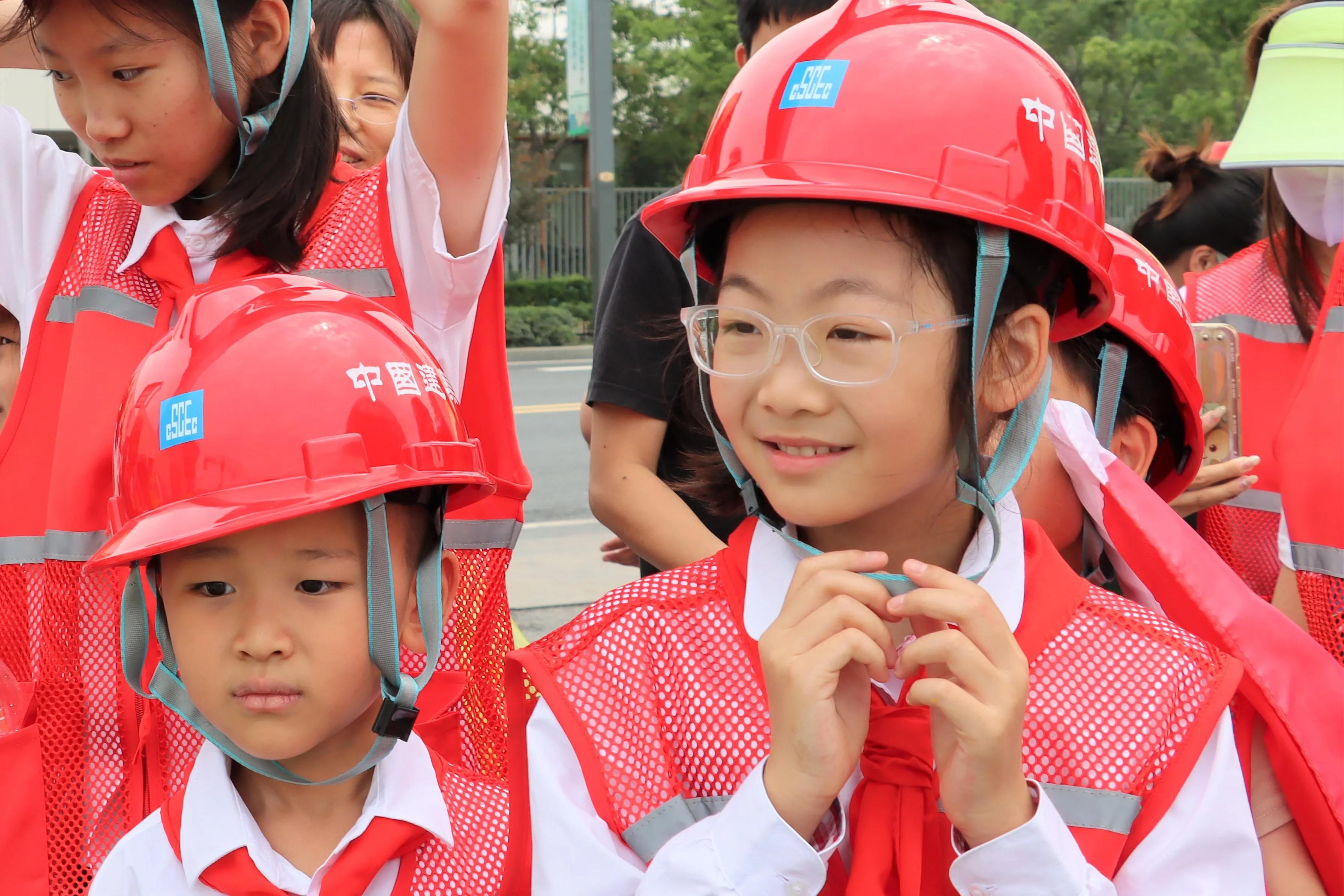 南京建邺区江心洲洲岛红园社区成立“小红鹰”少年志愿者先锋队