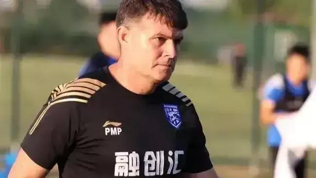 国足必须打好翻身仗，主教练在哪里，咱得好好白话白话