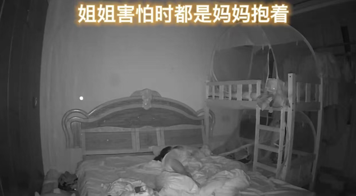 弟弟哭闹姐姐温柔哄睡,两岁宝宝半夜哭闹找姐姐