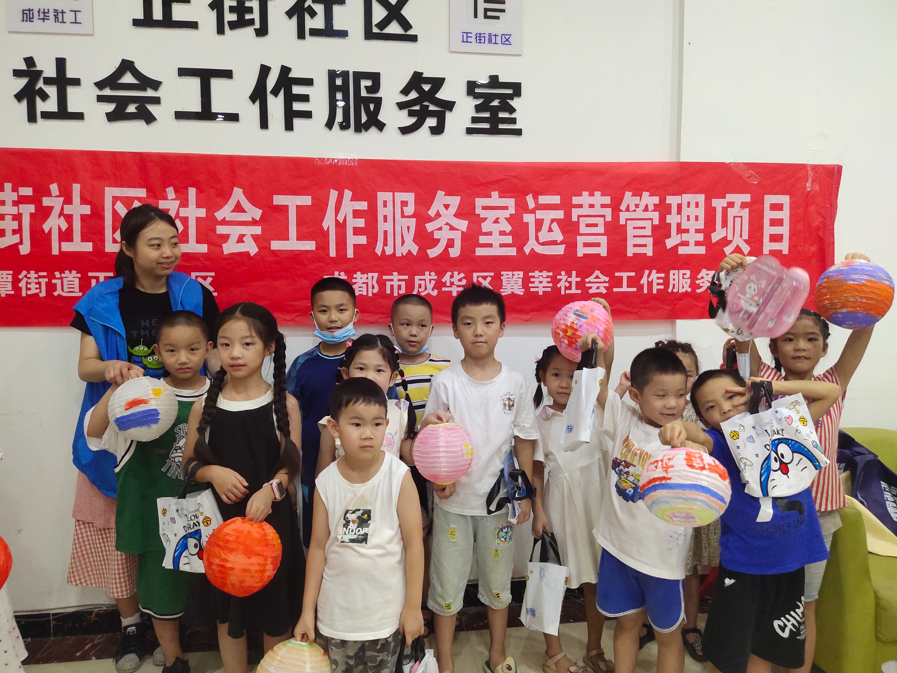 社区开展青少年剪纸制作灯笼活动,社区开展剪纸制作灯笼活动