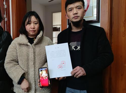 感动生命妈妈拒做手术悲愤欲绝,感动全国脑瘫女孩