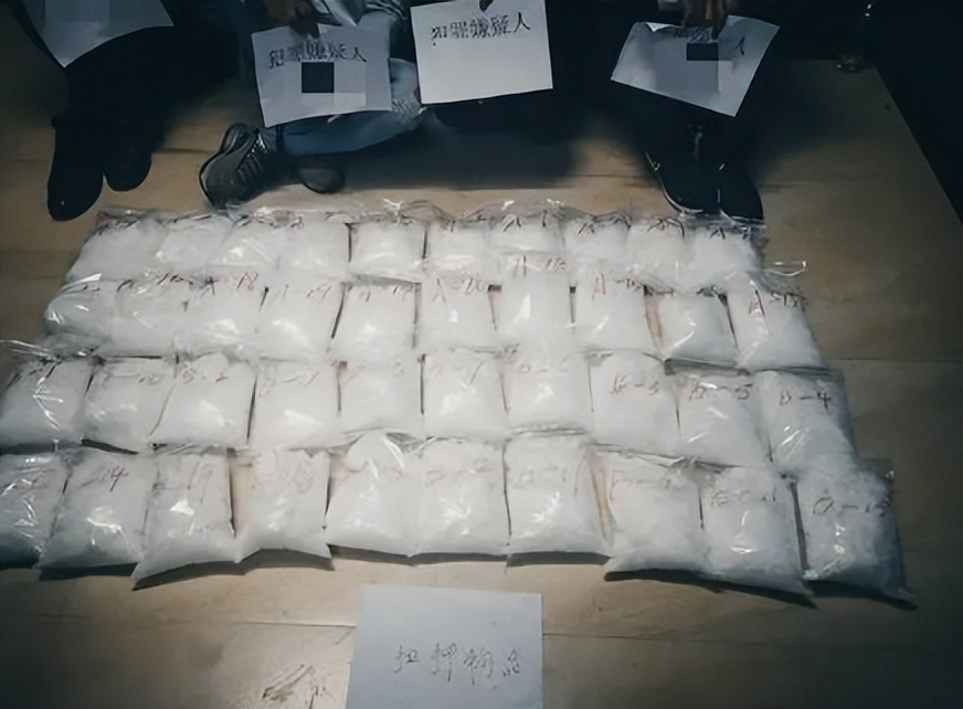 东北“五毒教母”的荒唐人生：年过5旬*养包**23岁小伙，拉女儿贩毒