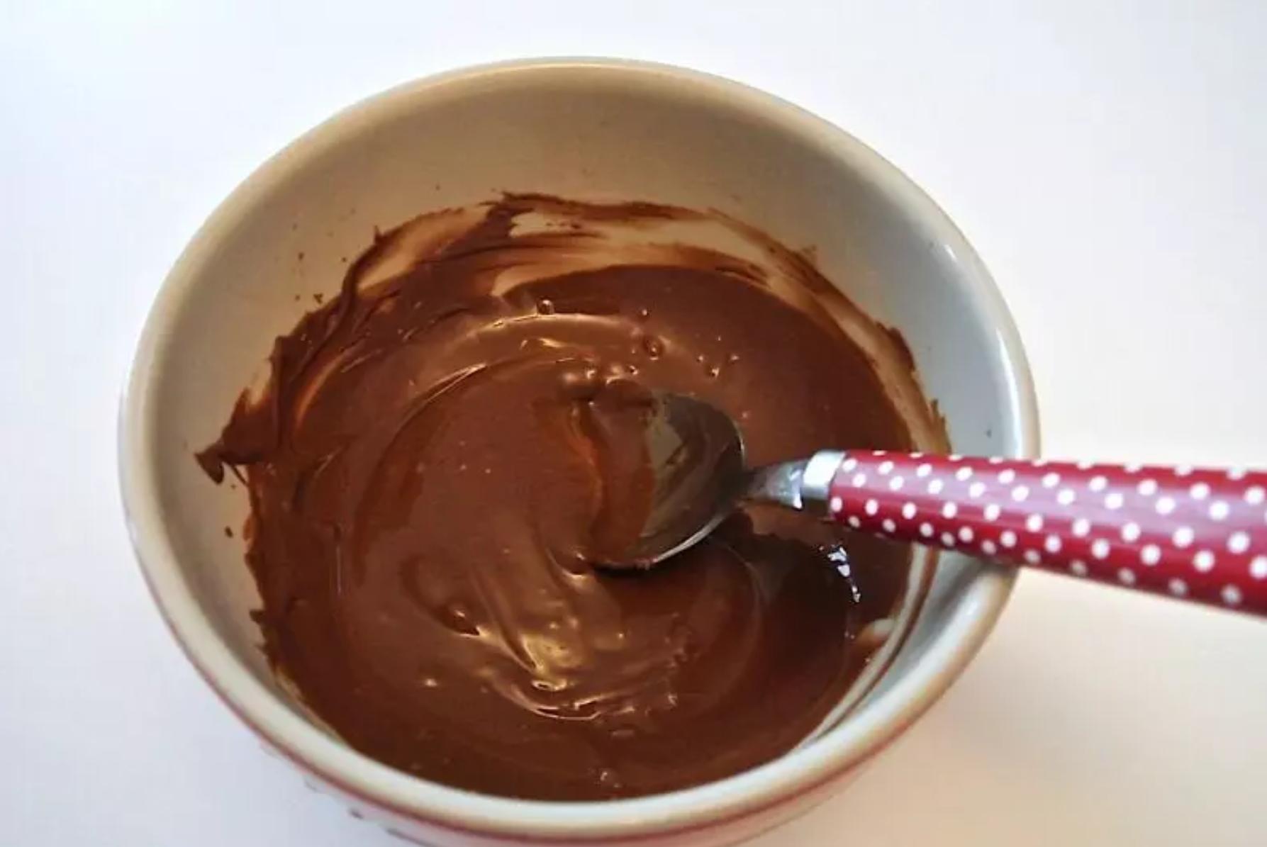 巧克力蛋糕不用烤箱和面粉怎么做,用巧克力做美食不用烤箱和打蛋器