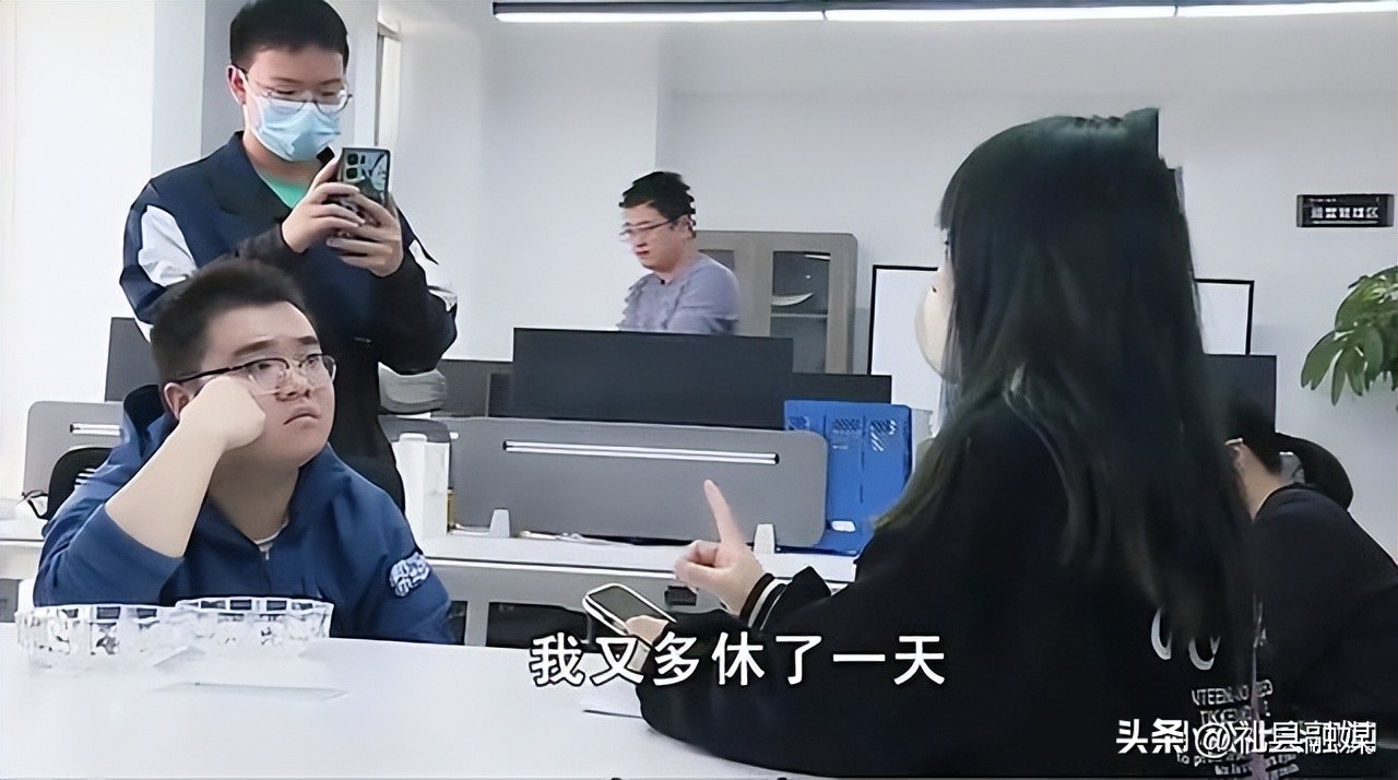 女子奔丧请假4天被扣3000元工资,女子请假一天被扣半个月工资