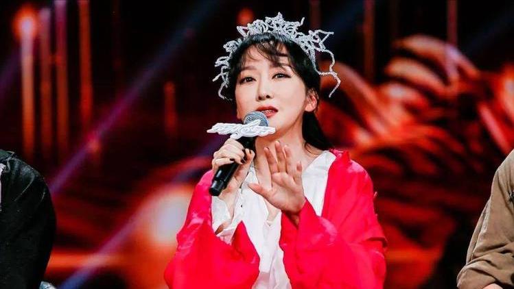 萨顶顶假唱话筒拿反是故意的吗,萨顶顶假唱话筒拿反是哪年