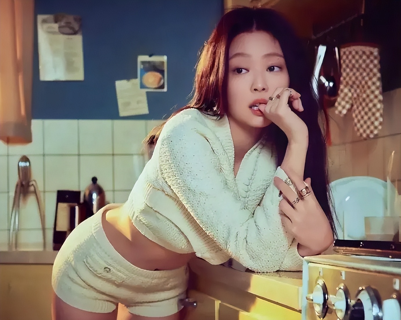 韩国女星露脐上衣 (韩国女明星露肩上衣)