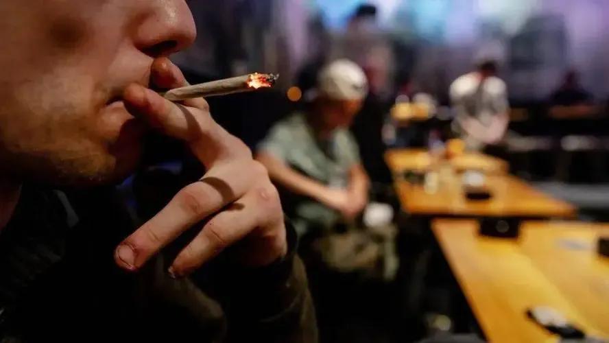 “*交性**易”合法化的荷兰:给从业者发津贴,为其立雕塑纪念