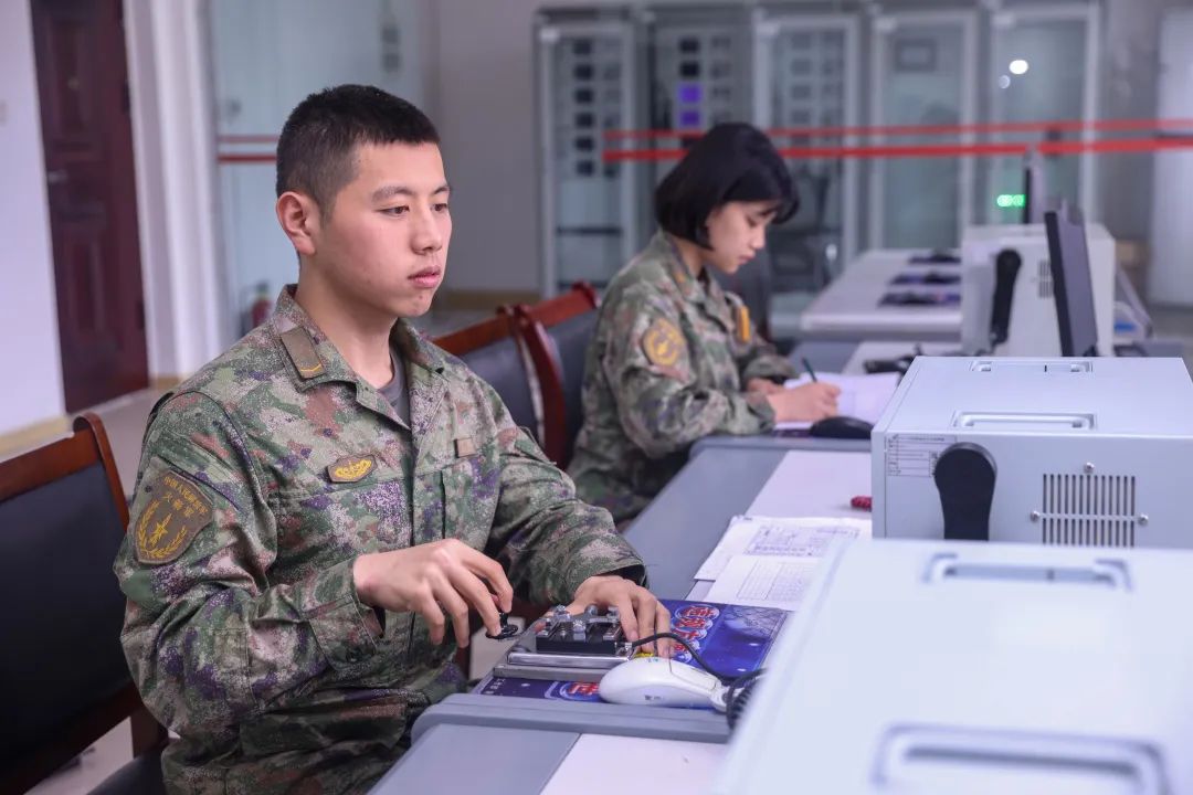 一组镜头，看看夏日军营的别样青春