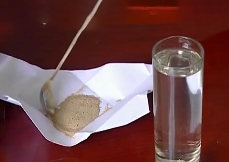 92年香港机场检测仪突然报警，安保拦住台湾律师，搜包后当即报警