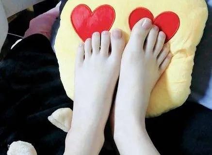 小脚趾被撞肿了怎么办,小脚趾被撞了骨头移位怎么办