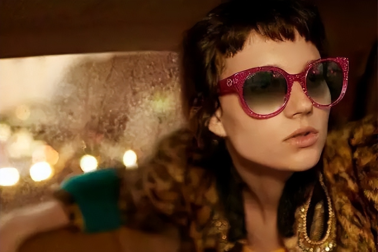 gucci是什么品牌眼镜,gucci眼镜有款红边框的眼镜