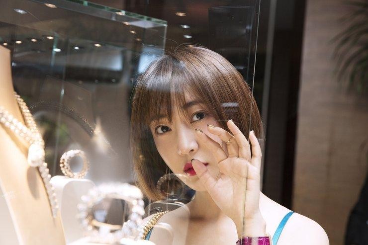 大网红去泰国扬言买皇宫酒店,中国俩网红在泰国皇家酒店