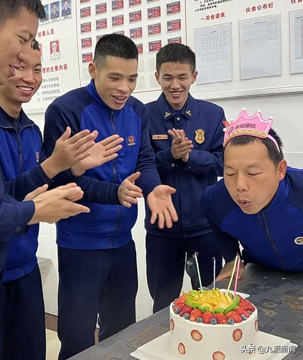 常德一消防站多次收到神秘生日蛋糕，蛋糕店老板：他们回赠了灭火器和抱枕，感动死了