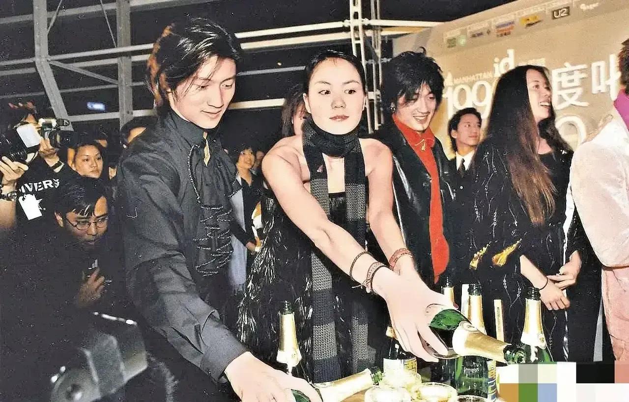 谢霆锋王菲现身机场动图图文,谢霆锋王菲现身机场视频