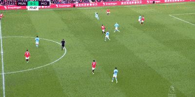 曼联越位争议干扰门将,曼联进球被判有效进球