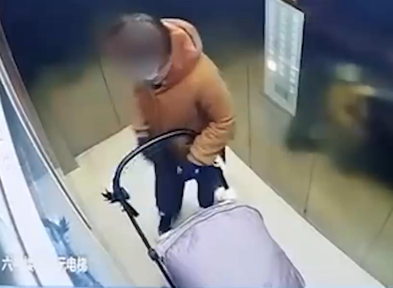 育儿嫂电梯内暴打一岁半宝宝,育儿嫂电梯暴打一岁半宝宝
