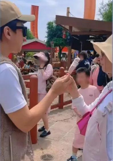 刚买的雪糕就吃了一口,邓超买雪糕第一口给孙俪