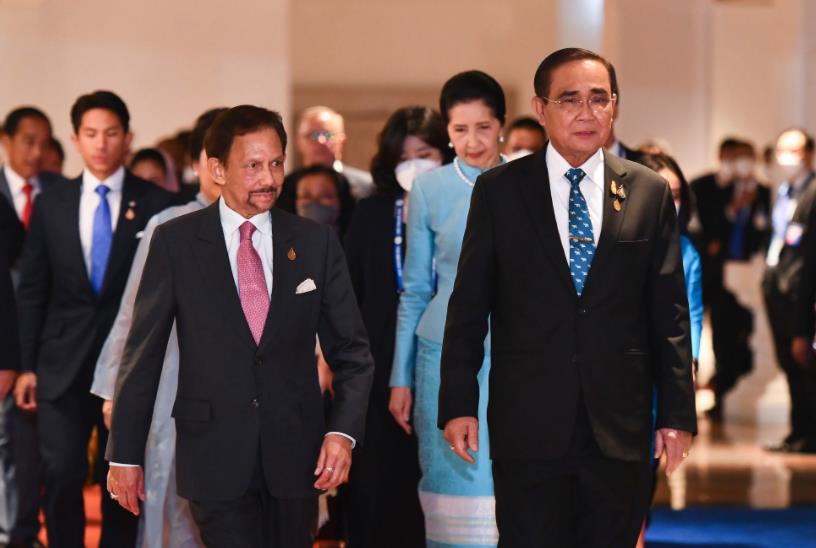 泰国第一夫人美出圈，盛装出席APEC晚宴，行屈膝时宛如童话公主