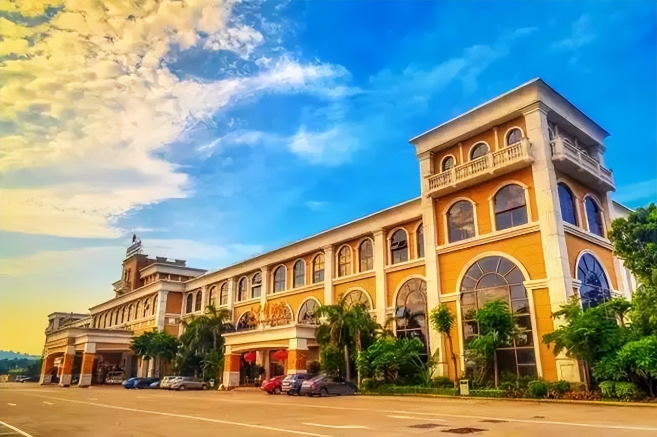 佛山芦苞镇又藏一顶奢温泉度假村，超大落地玻璃窗观园景，去打卡