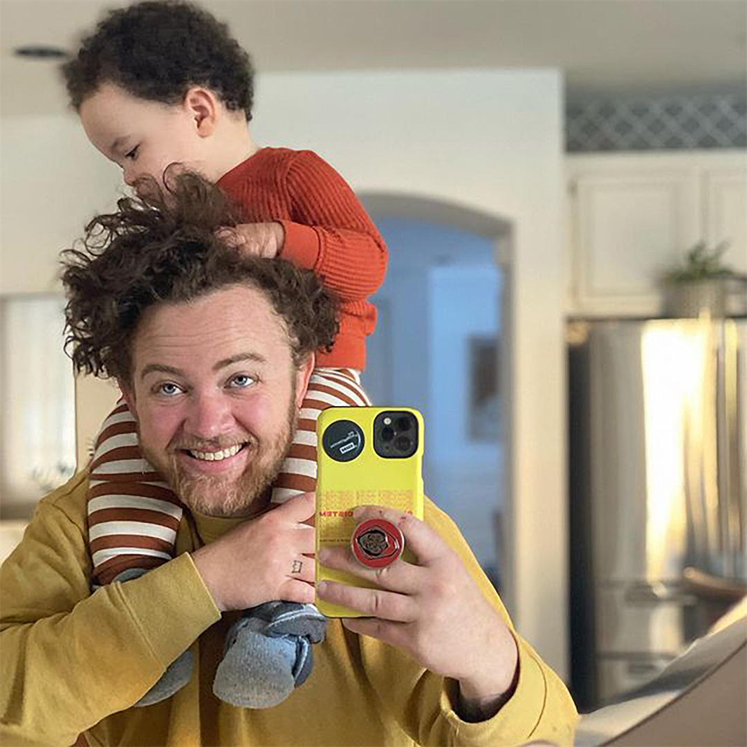 2020年，美国一男子自然怀孕生下男婴，竟不愿孩子叫自己“妈妈”