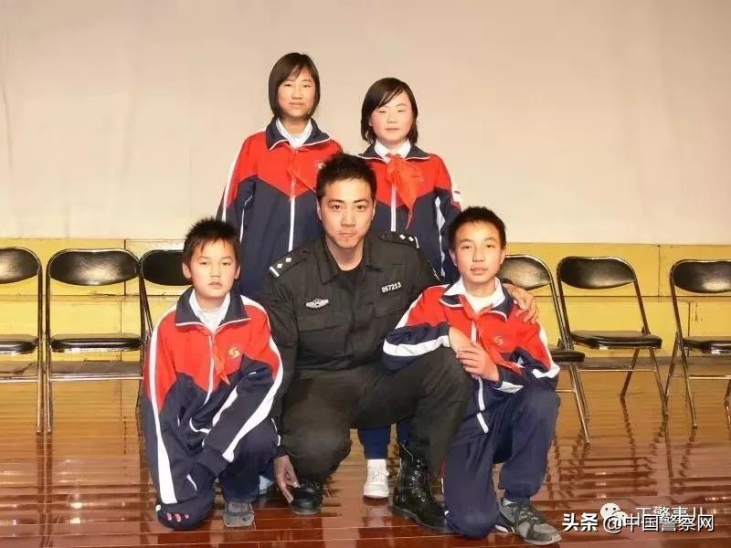 是警察奶奶！把孩子们带上了冬奥开闭幕式舞台