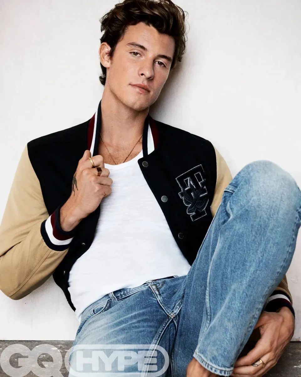 24岁的加拿大小鲜肉最新时尚杂志封面，肌肉身材非常性感