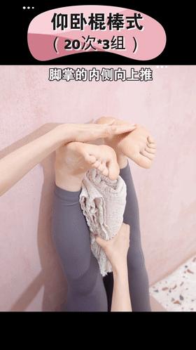 何穗罕见全素颜秀细腰马甲线,何穗腿型